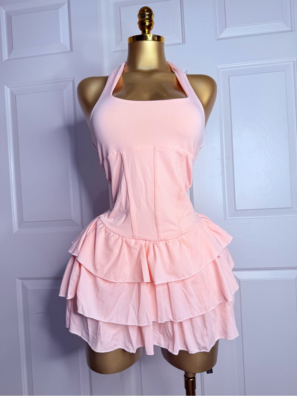 Vestido Corto Halter con Volantes y Niveles Rosa