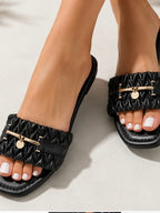 Sandalias Acolchadas Negras con Acento Dorado para Mujer
