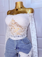 Blusa Blanca de Encaje con Hombros Descubiertos y Manga Larga