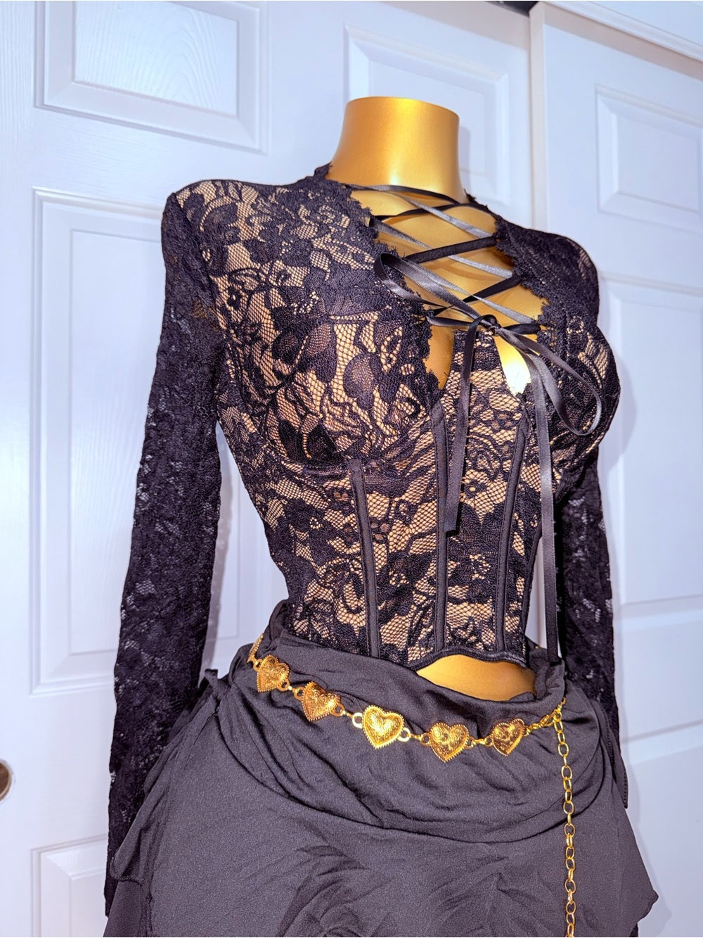 Top de Encaje Negro con Cordones y Mangas Largas